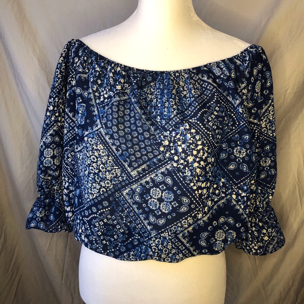 Off the shoulder paisley print top!✨✨✨